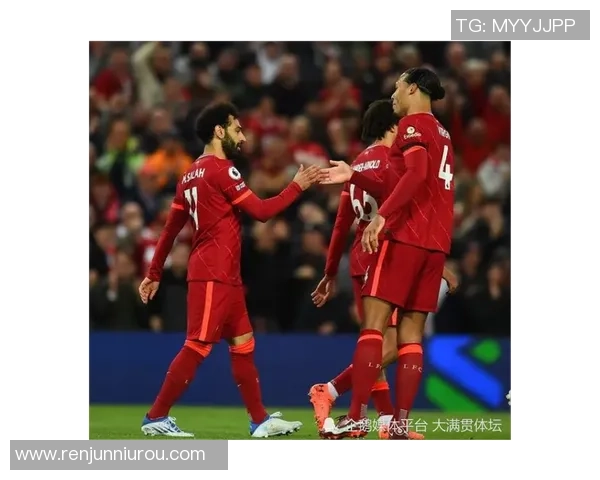 利物浦与曼联再度交锋宿敌对决引发球迷热议与期待